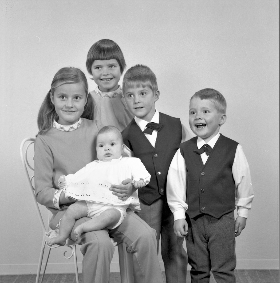 Portrett. Familiegruppe på fem. To piker, to gutter og et lite barn. Bestilt av Leif Milje. Spannaveien