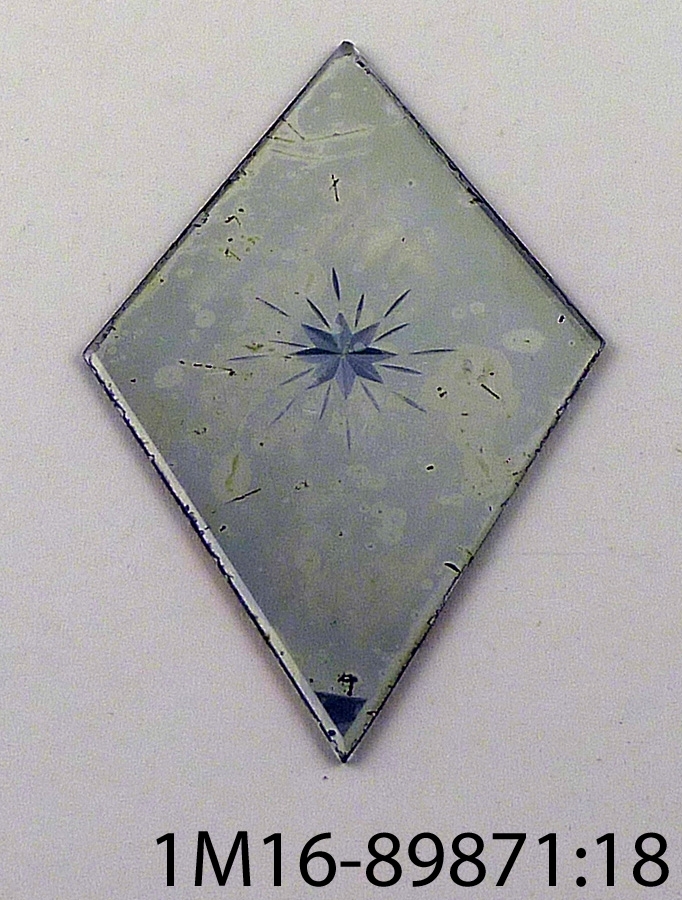 Spegelbricka, romb-formad med skuret stjärnmönster.