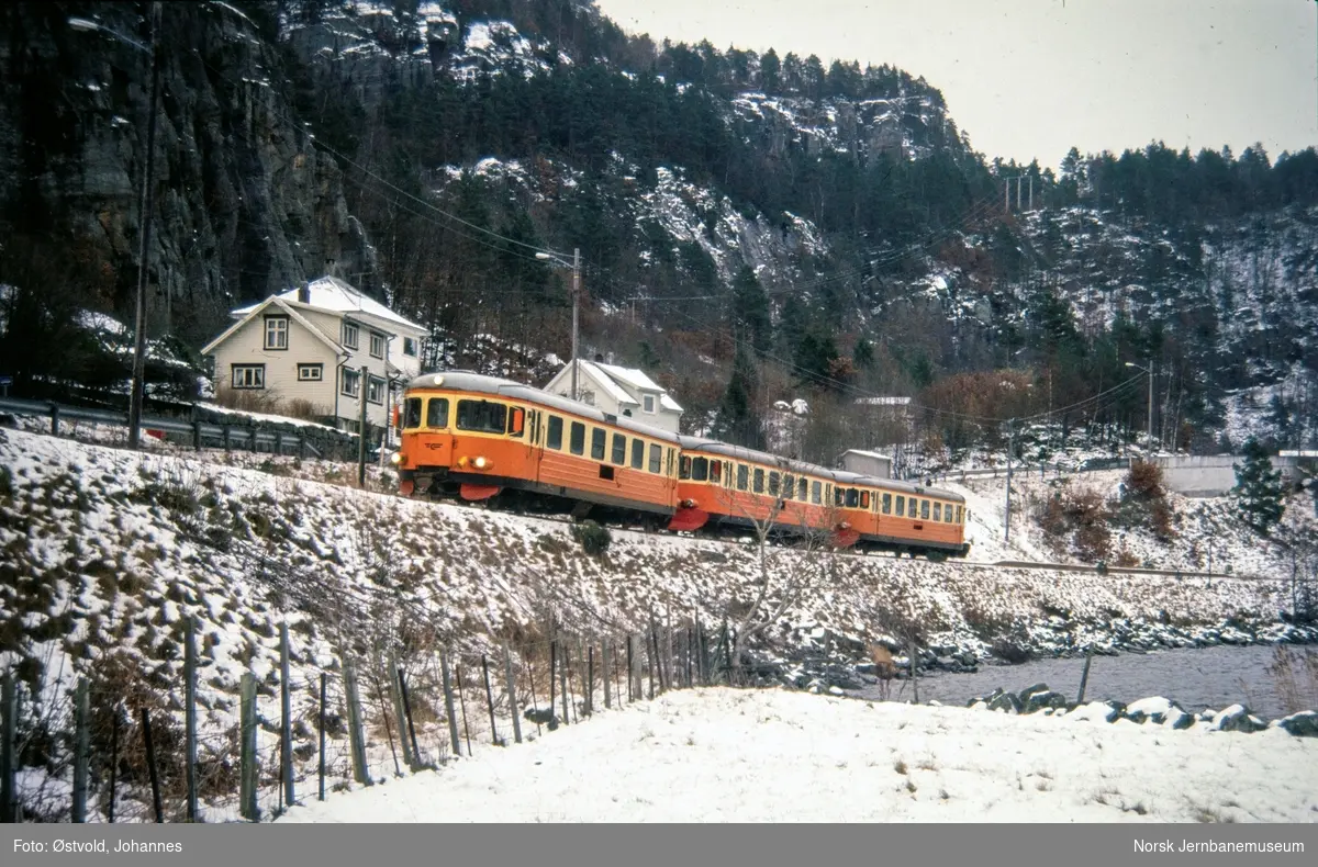 Motorvogner litra BM 89 med persontog ved Loga holdeplass på Flekkefjordbanen.