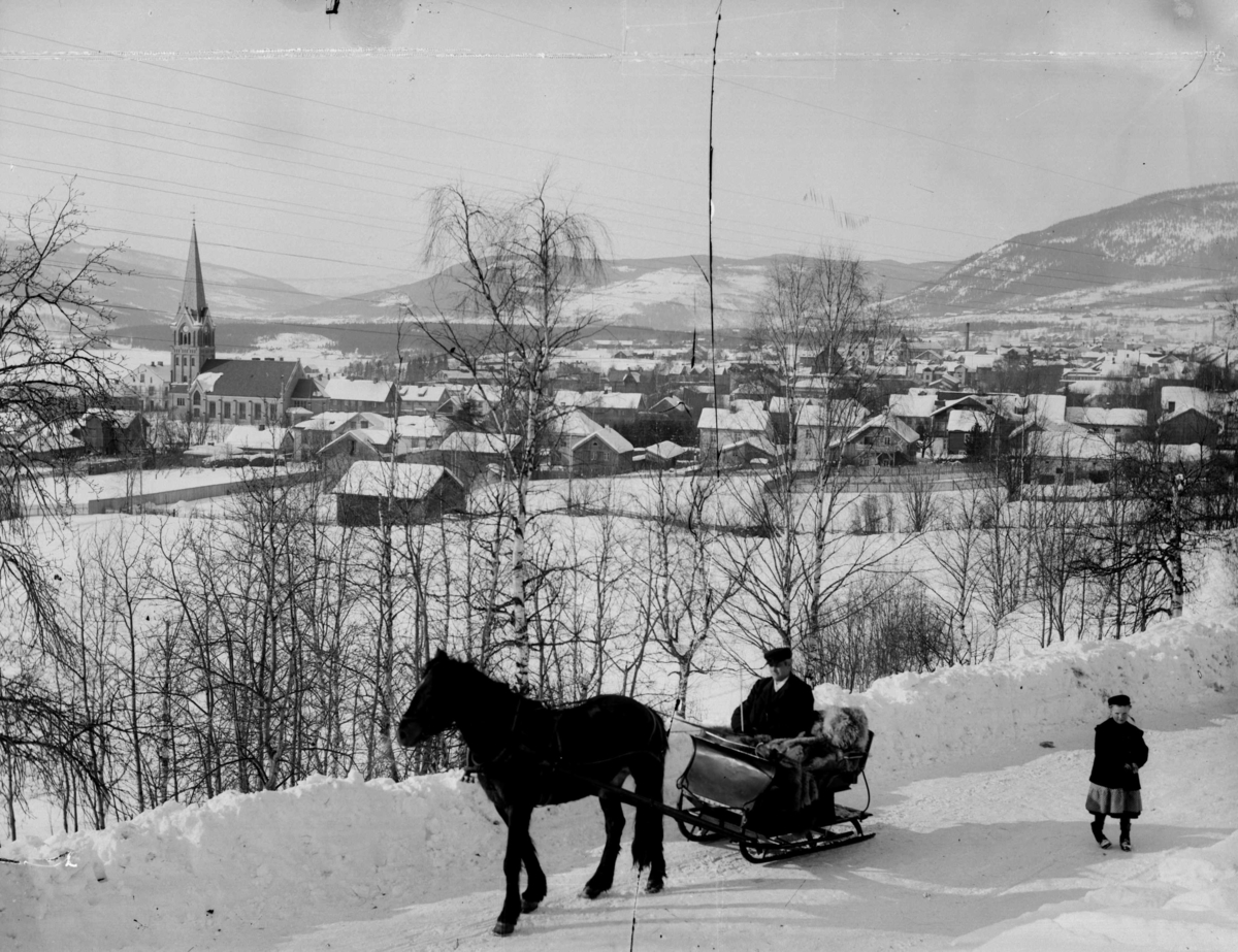 Hest med sluffe helt sør i Storgata ved Utsiktsbakken - med utsikt over Lillehammer