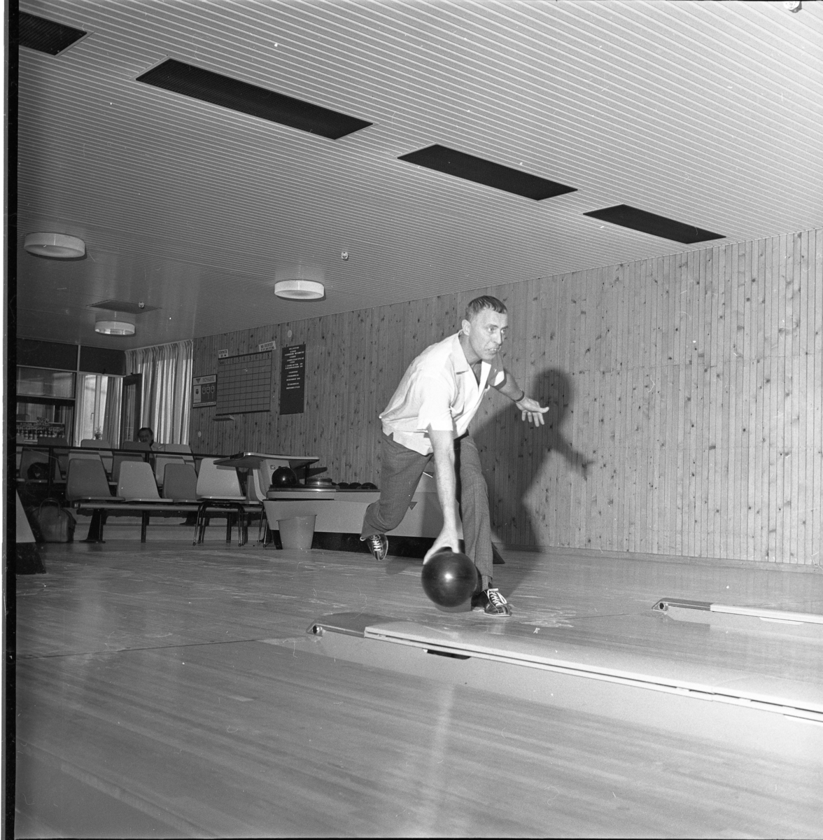 Allan Ottosson spelar bowling.