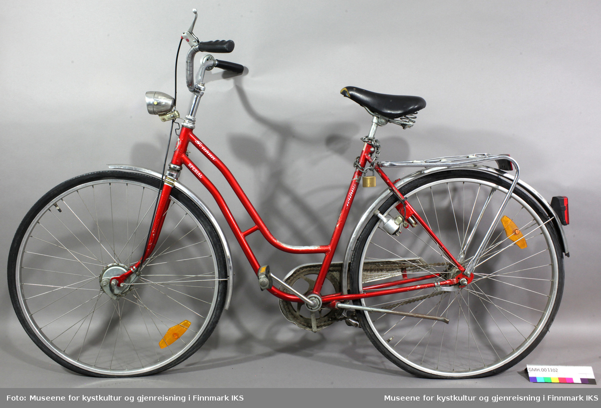 Sykkelen er rød, har et smalt, svart sete, et bagasjebrett, ei kjedebeskytter og en sykkelstøtte. Sykkelen har ei lykt foran, merket "Safir", som drives av en dynamo festet på bakhjulet. På styret er det en spake på venstre side og ei bjelle på høyre side. Bak er de to røde reflekser, en som er en del av sykkelen og en litt større som er festet til bagasjebrettet. Pedalene er enkelt utformet med to gummiklosser festet på hver side av tråkket. Rundt setet er det en kjetting med hengelås. Sykkelen har også et rammelås på bakhjulet. Begge hjulene har to gule reflekser.
