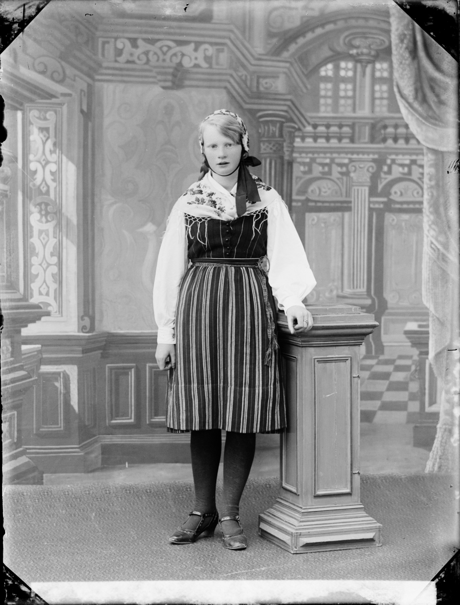 Ung kvinna i folkdräkt, Östhammar, Uppland