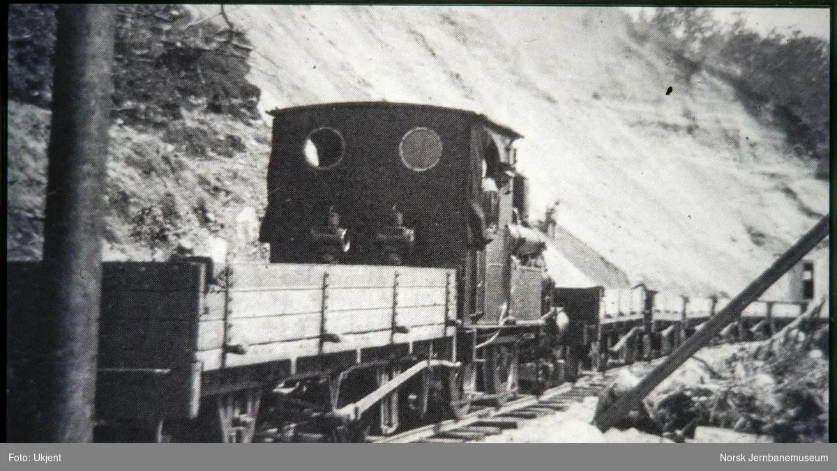 Smalsporet damplokomotiv, trolig type V med grustog på Ålgårdbanen.