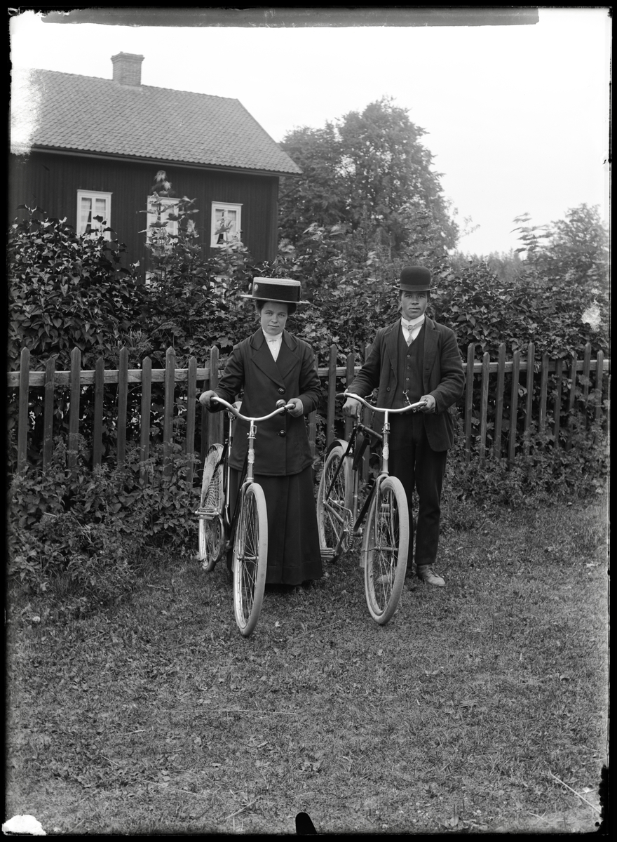 Man och kvinna med cyklar