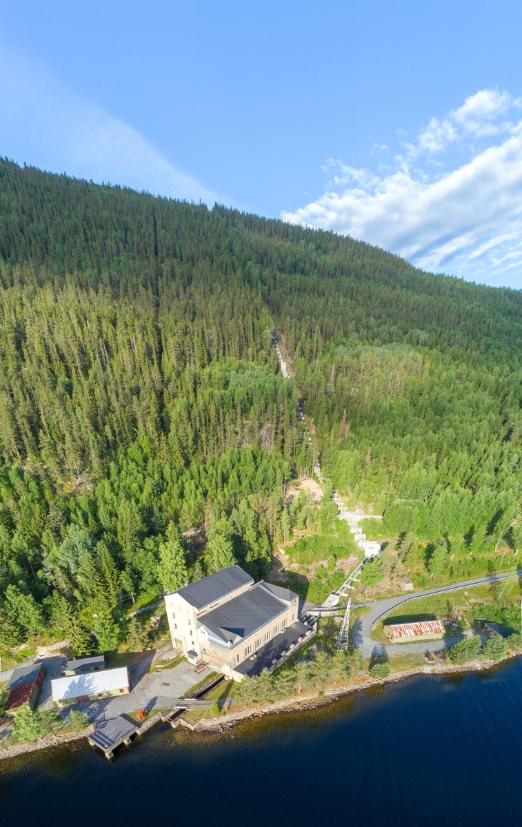 Oversiktsfoto av Hakavik kraftverk, frå røyrgata til utløpskanal.