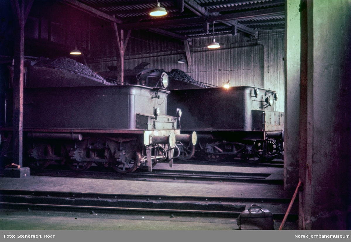 Hensatte damplokomotiver i lokomotivstallen på Sundland i Drammen, nærmest 21b nr. 225, bak 24b nr. 236.