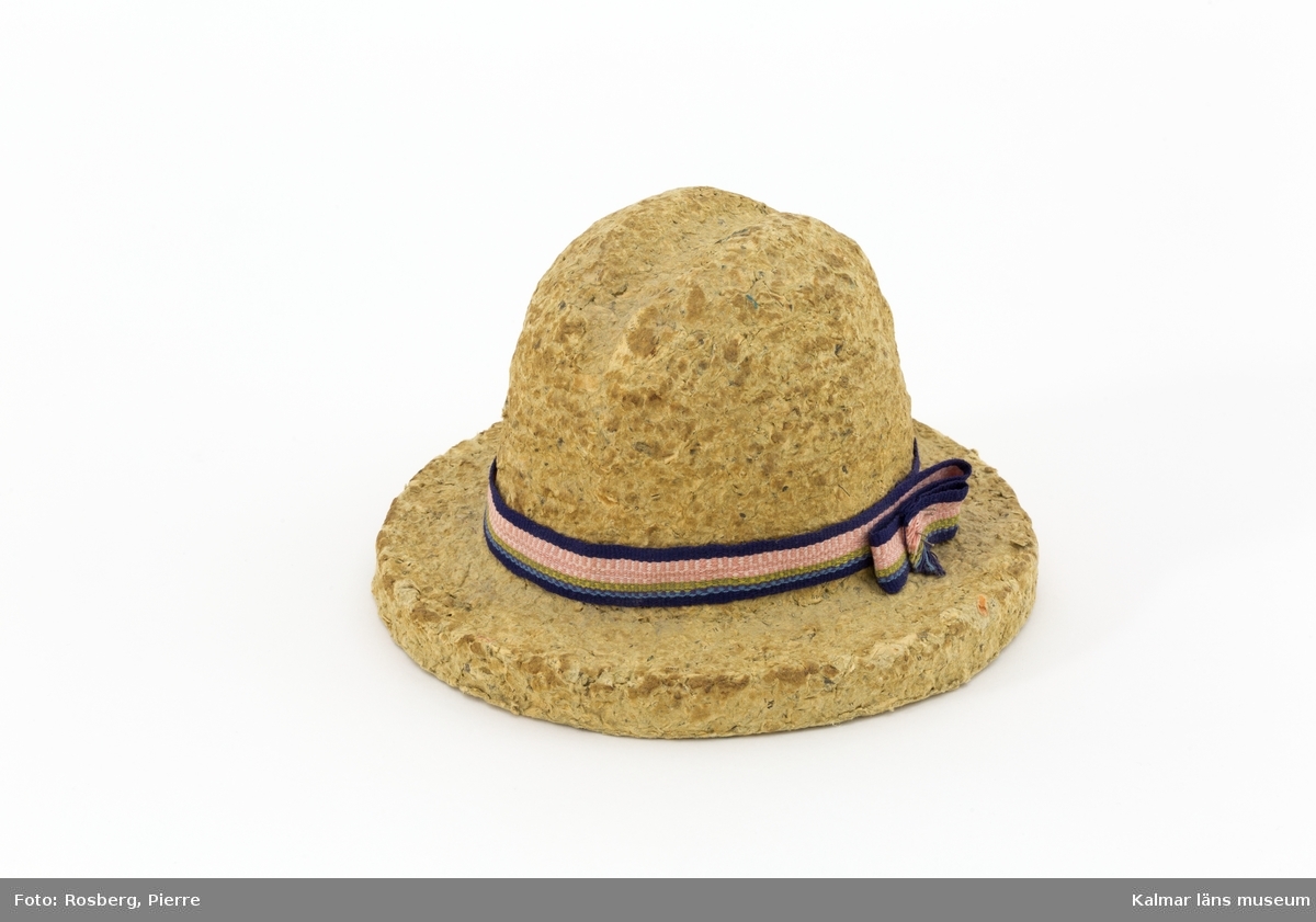 Konstverk i form av en hatt med titeln "Hatt".