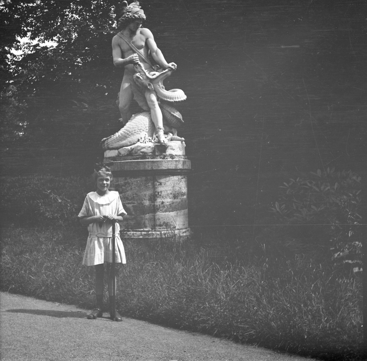 Liten jente foren statue i Berlin.