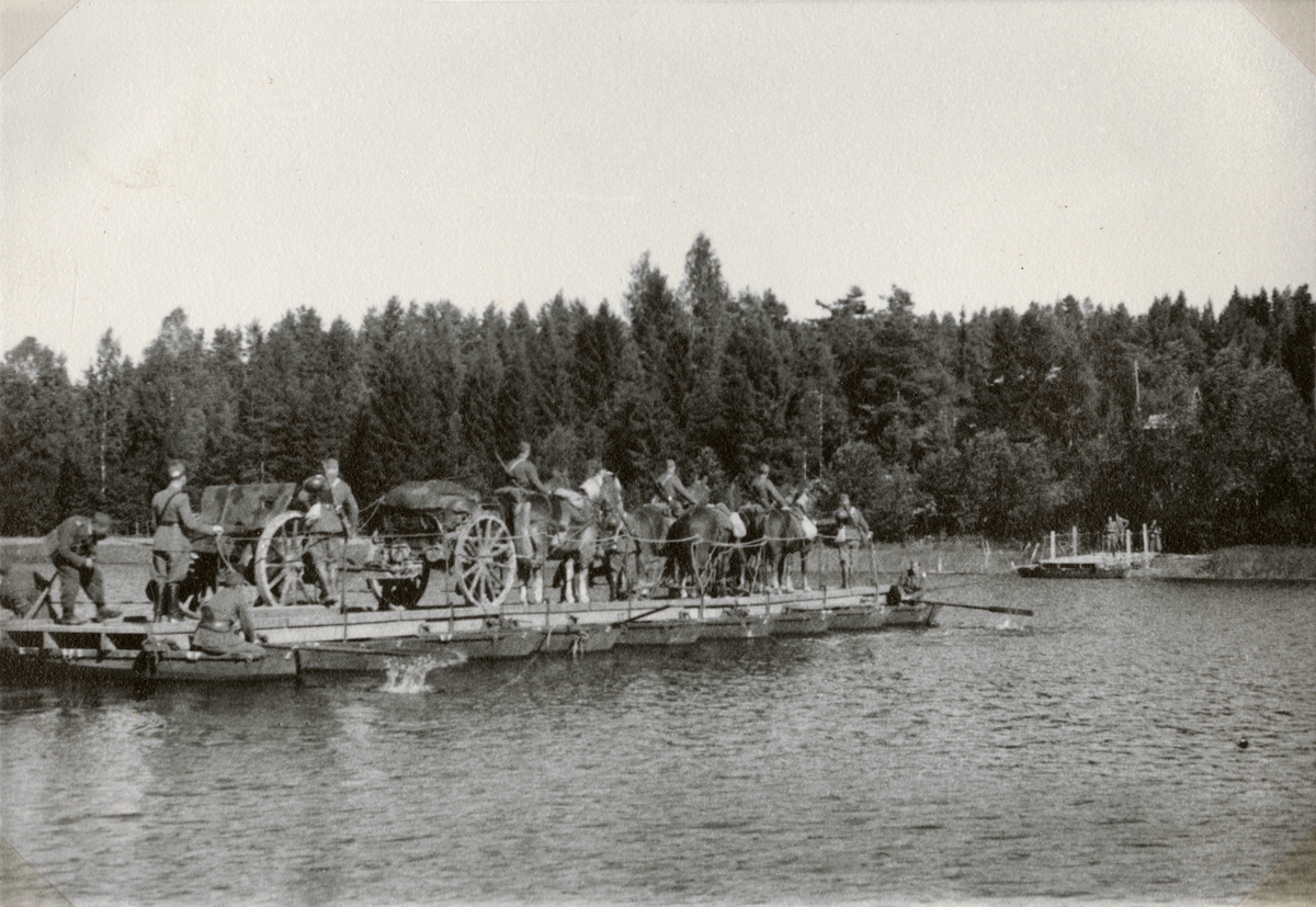 Text i fotoalbum: "Försök med spång- och bromateriel på ö-båtar i Värmland (Jösse älv) sept 1941."