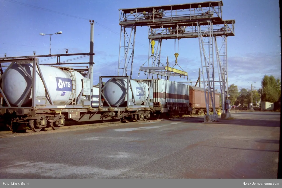 Tankcontainere på fransk godsvogn på Porsgrunn stasjon.