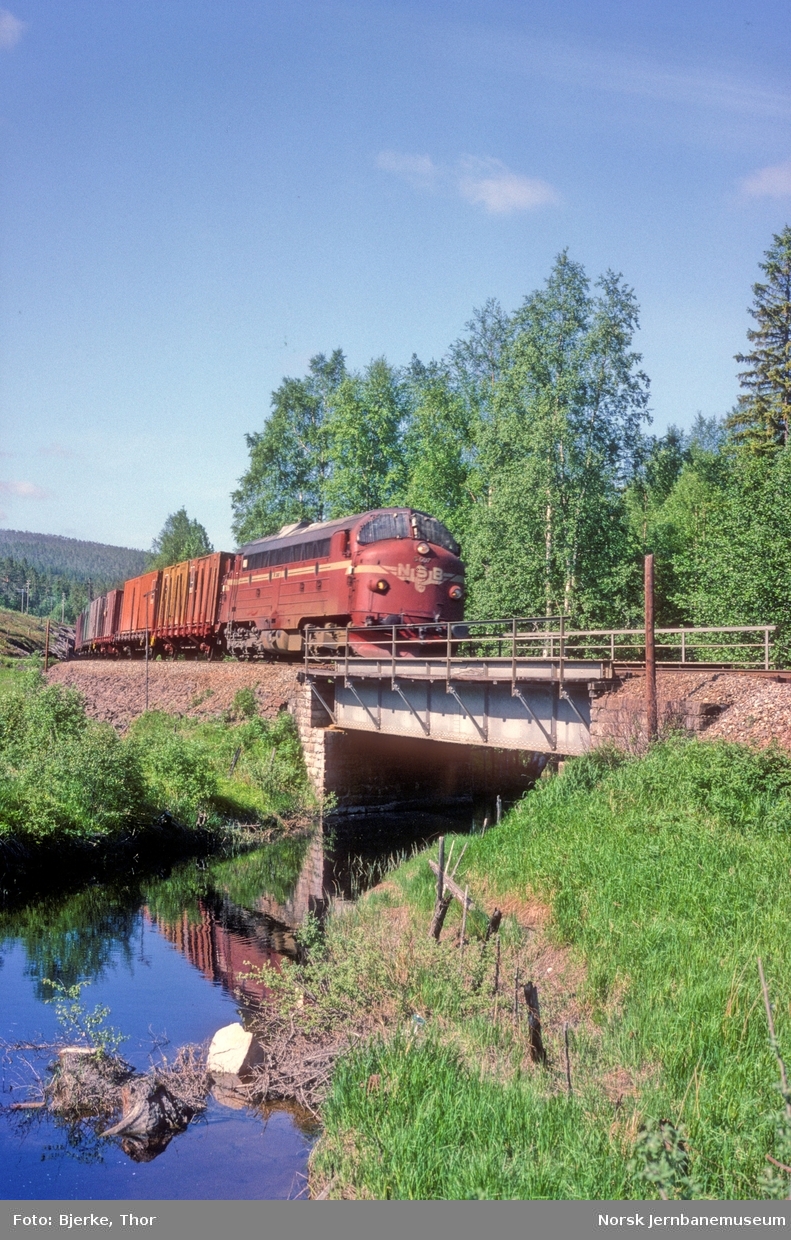 Nordgående godstog 5791 trukket av diesellokomotiv Di 3 607 på bru over Svartelva, like sør for Starrgrasmyra