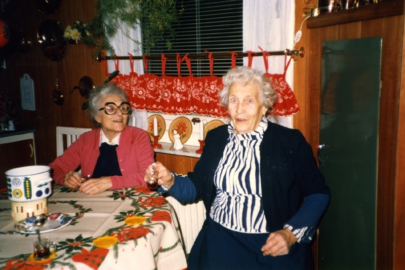 Glögg i köket för systrarna Karlsson i "Carlsbo" Mellanvägen 6, Kyrkbacken, Kållereds Stom år 1987. Från vänster: Alice (1905 - 1997) och Karola (1898 - 2005). Döttrar till Carl Pontus och Alida Karlsson.