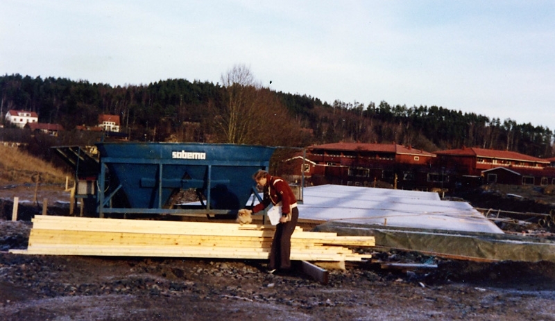 Gunnar Eklund (1939 - 2002) kollar några brädet till husbygget på Högenvägen 162, cirka 1977.