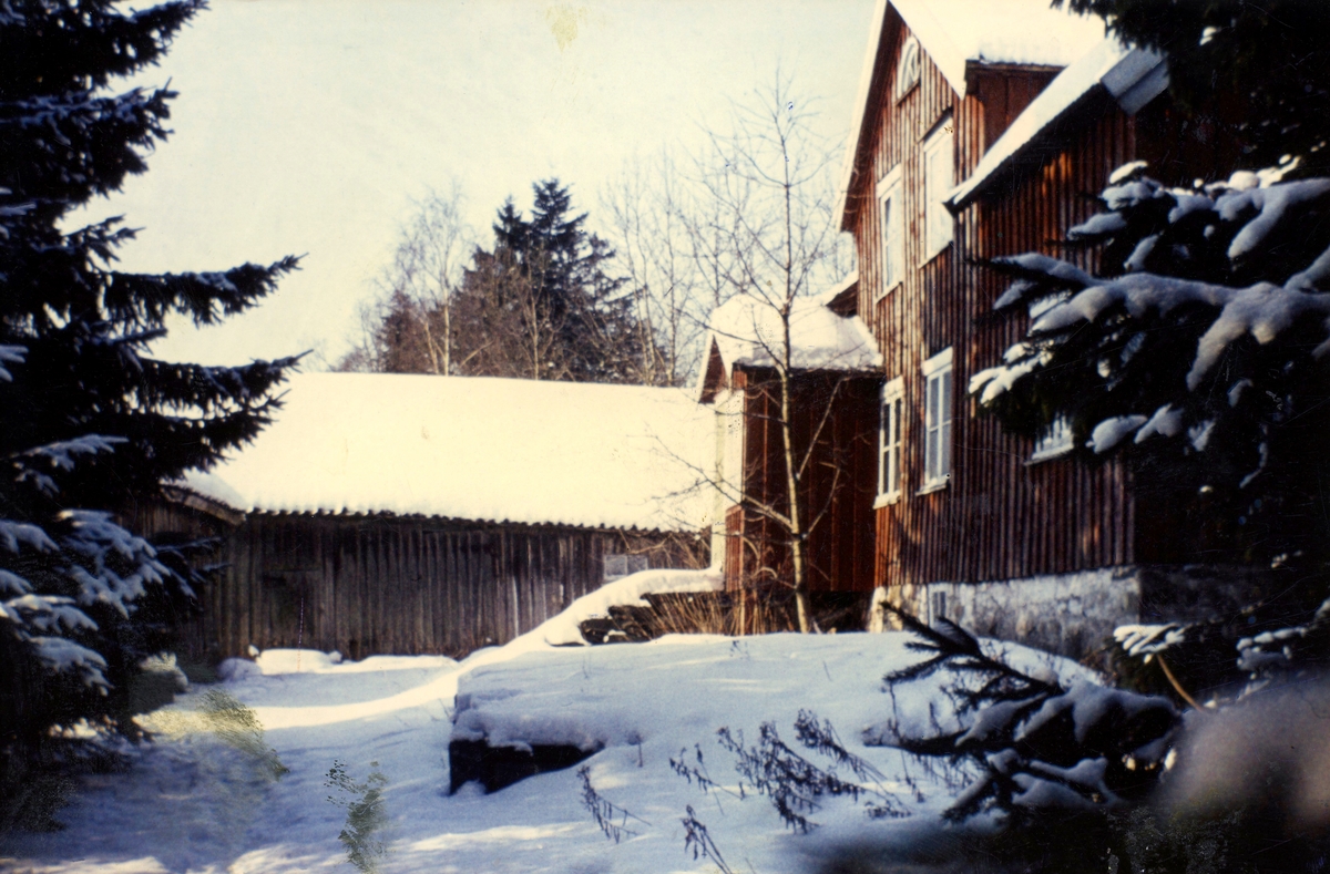 Apelgården 1:6 "Lottas" som ägdes av systrarna Charlotta "Lotta" (1871-1956, gift Johansson) och Karolina Börjesson (1874-1962). Gården revs 1964 eller 1965. Karolina testamenterade gården till Kållereds församling som senare lät uppföra Apelgårdens kyrka (invigd 1982) på Knäckepilsvägen 32.