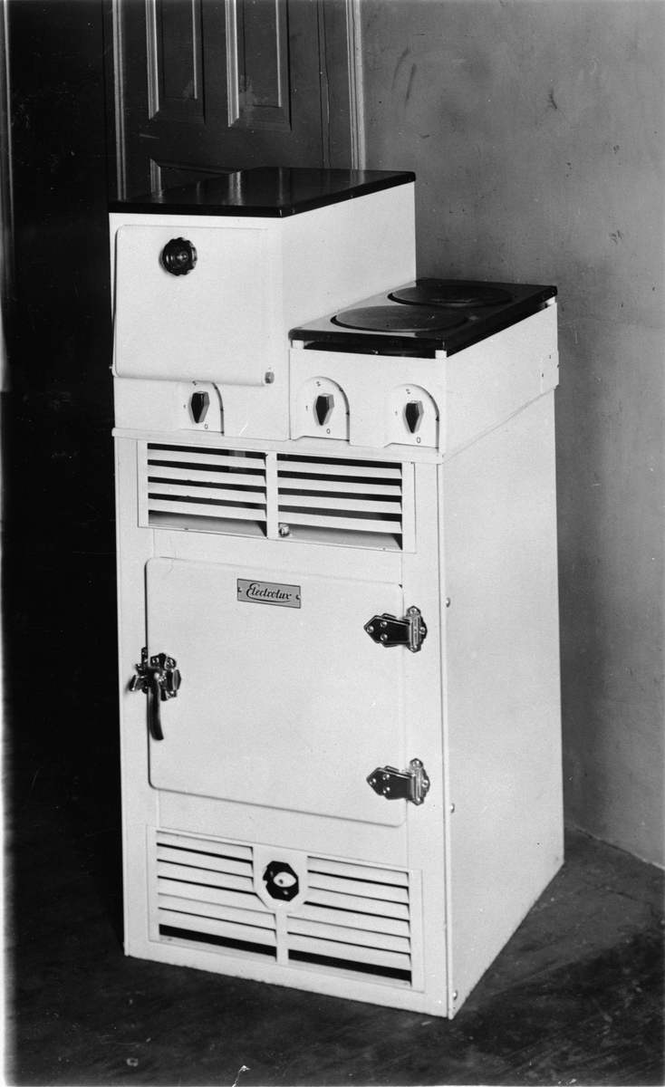 Elektrolux-Laboratoriet. M 1-kylskåpet kombinerat med elektrisk ugn och kokplatta.