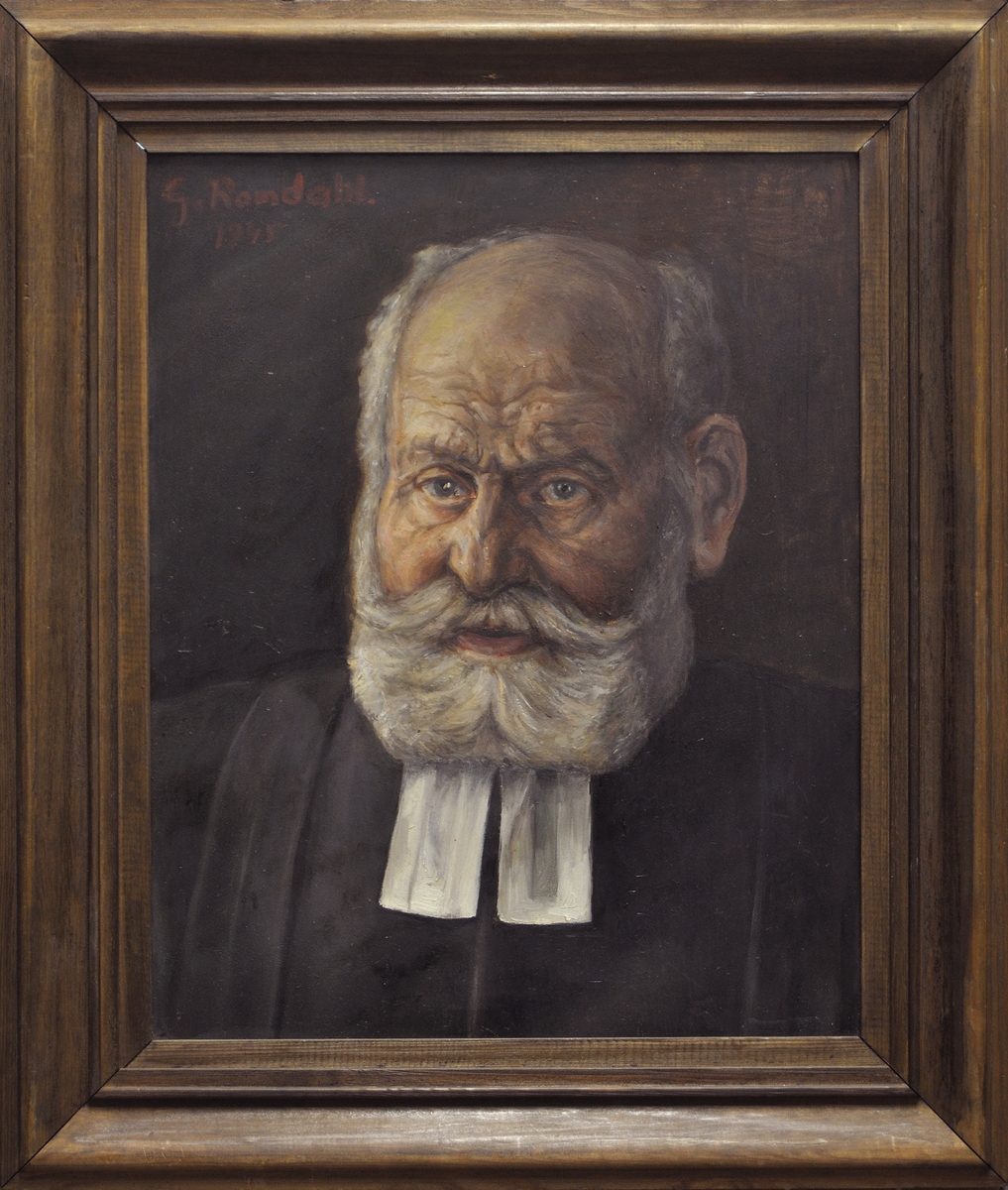 Oljemålning, porträtt av kyrkoherde emeritus G. Robert E. Bolin, f. i Martebo, Gotland, 3/2 1865. Kyrkoherde i Vamlingbo, Gotland 1910-1933. 
Signerad G. Romdal, 1945.