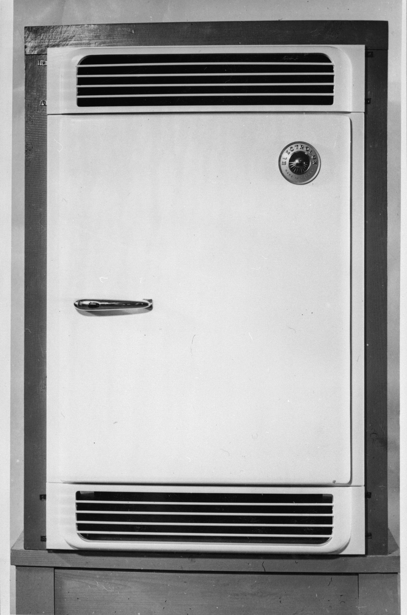 Apparatkonstruktioner. Förslag till front med handtag för kylskåp M 230.