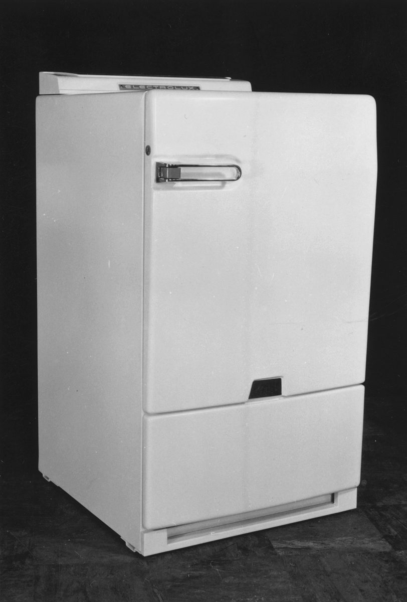 Electrolux.
Kylskåp L230 med toppgaller (alt. Carl Otto, B.G. och R.D.).