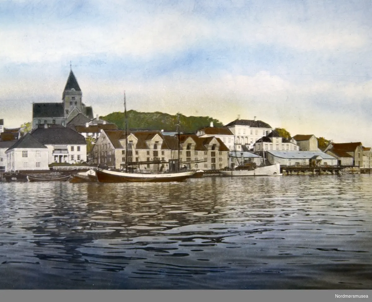 Tegning fra Nordlandet i Kristiansund, med bygninger langs havnekanten. Fra Nordmøre museums fotosamlinger.