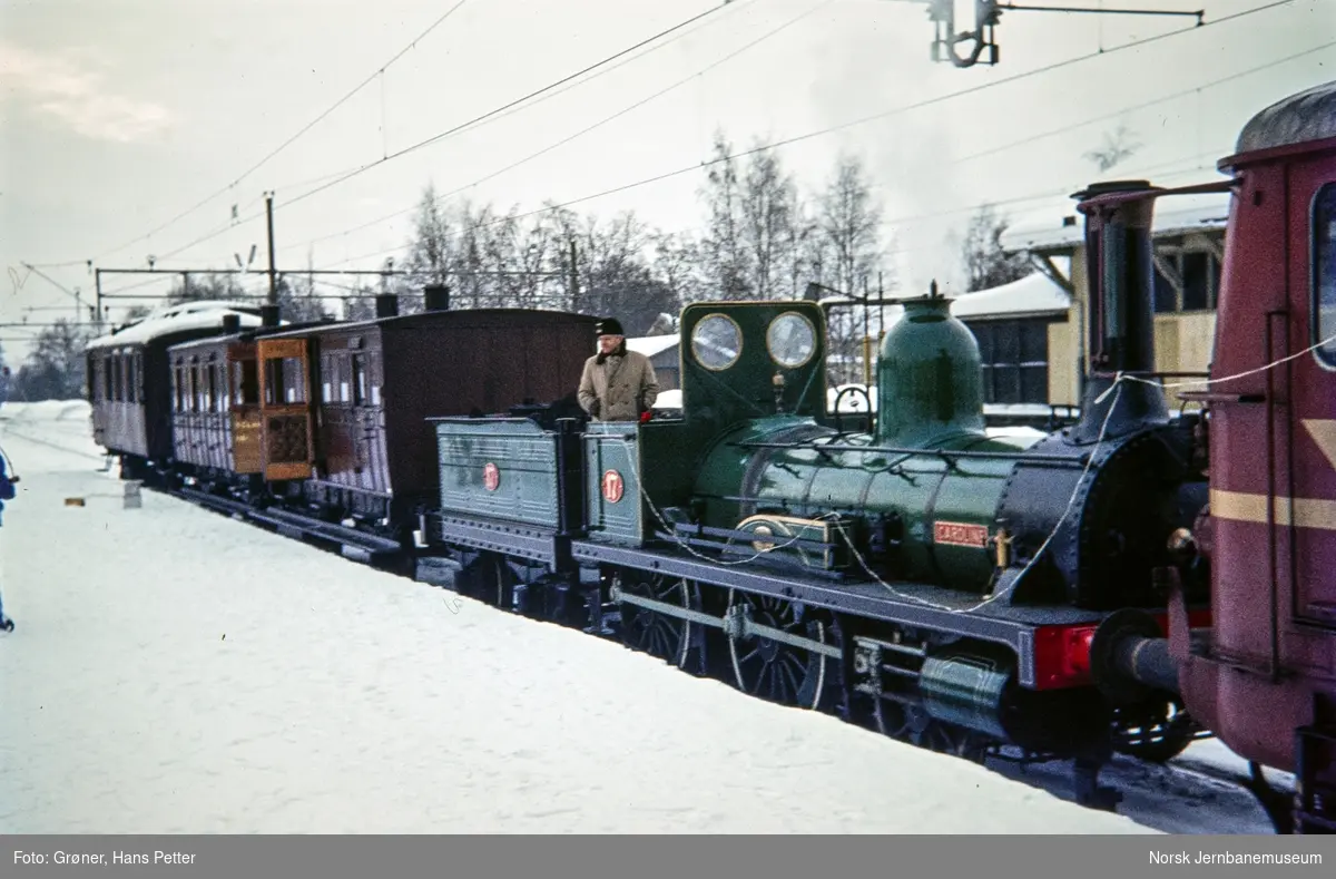 Damlokomotiv type 2a nr. 17 CAROLINE med tog på Kløfta stasjon