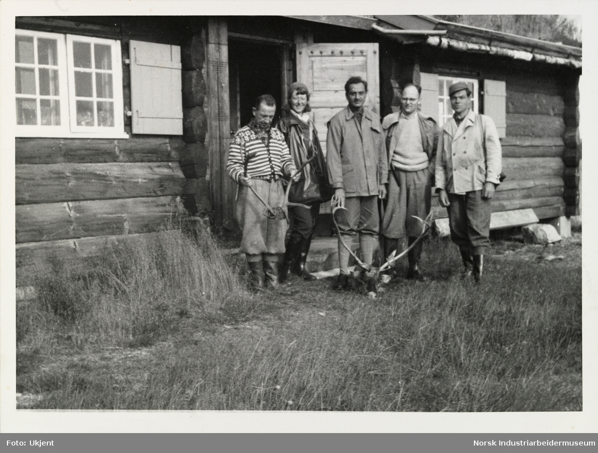 Fem mennesker foran hytta på Langesjø. Foran ligger et reinsdyrhode med gevir. Gravensten, Unni Coward, H.H. Madansinhji de Kutch, Hans Erik Coward, Grasdalen