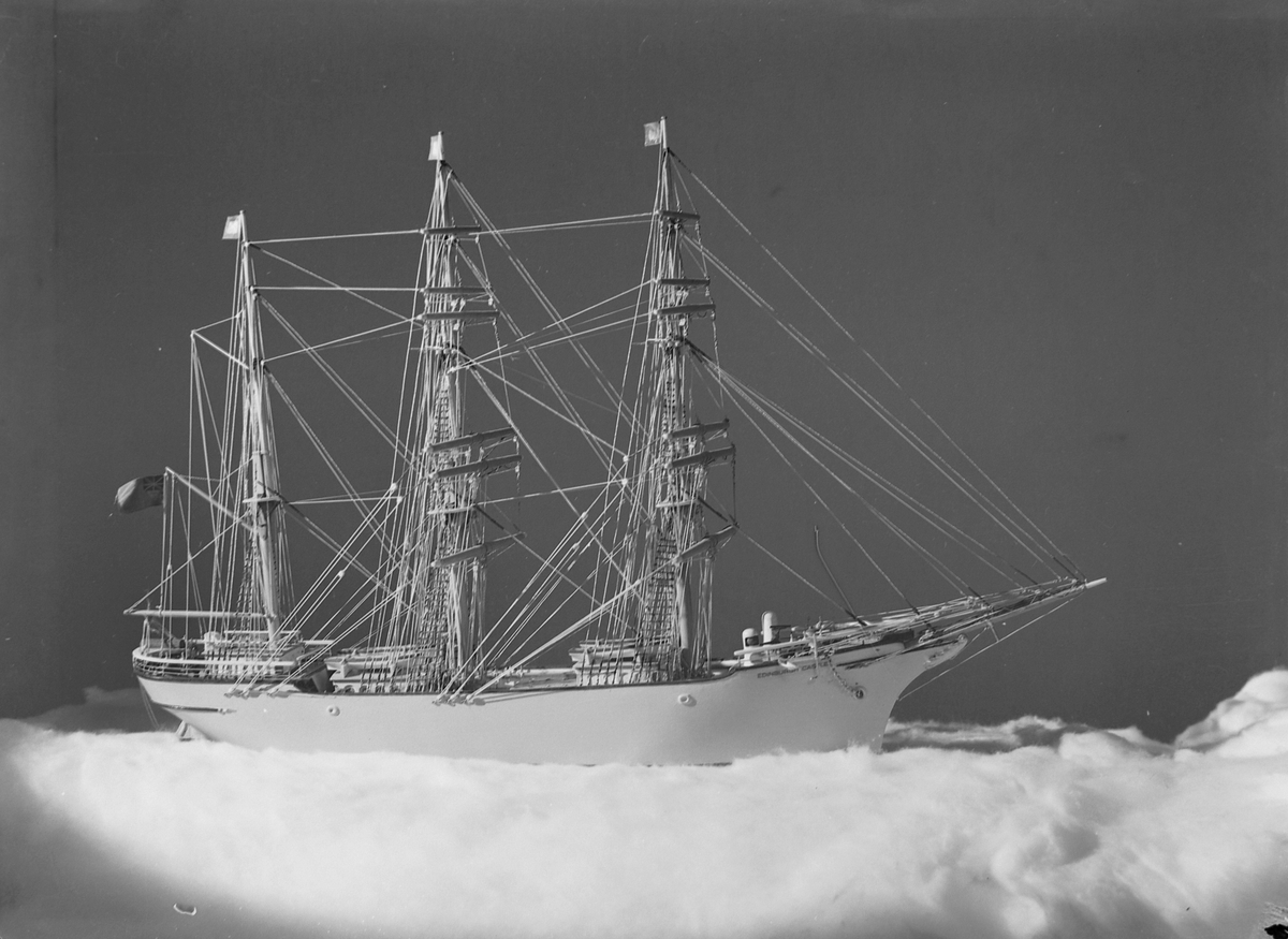 Modell av seilskipet "Edinburgh Castle" fotografert for kaptein Kristiansen