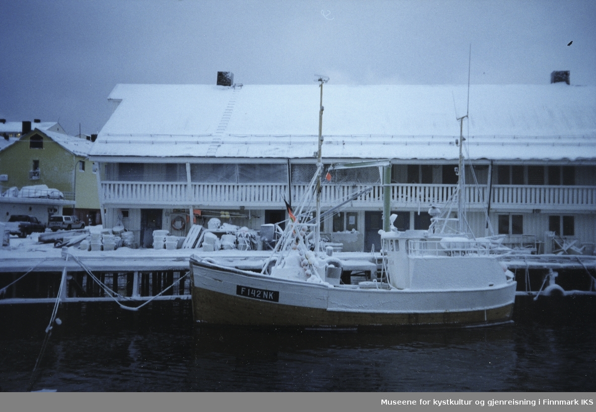 Honningsvåg. Fiskebåten M/kr "Elin" ved en av Servicekaiene. Antatt 1990-tallet.