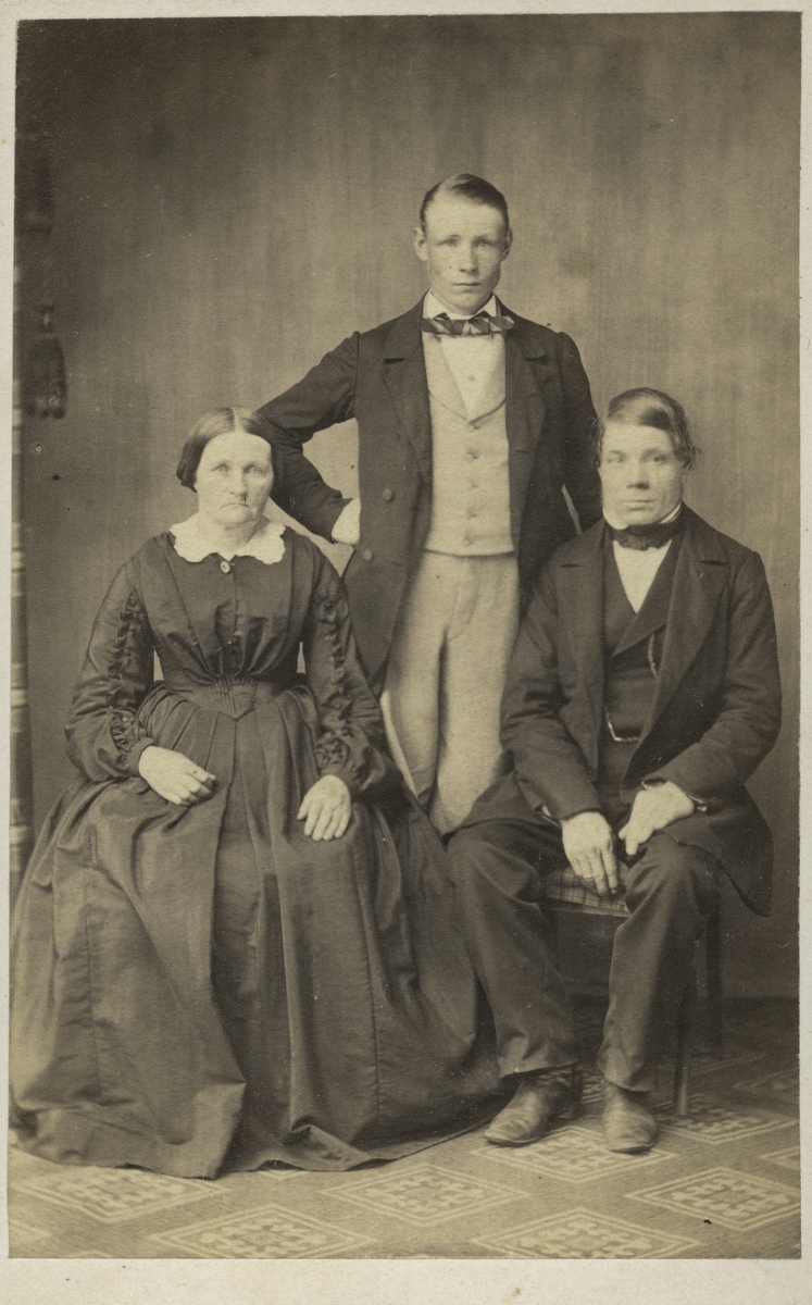 Skomakaremästare A. Palmin med fru och son. Vexiö.