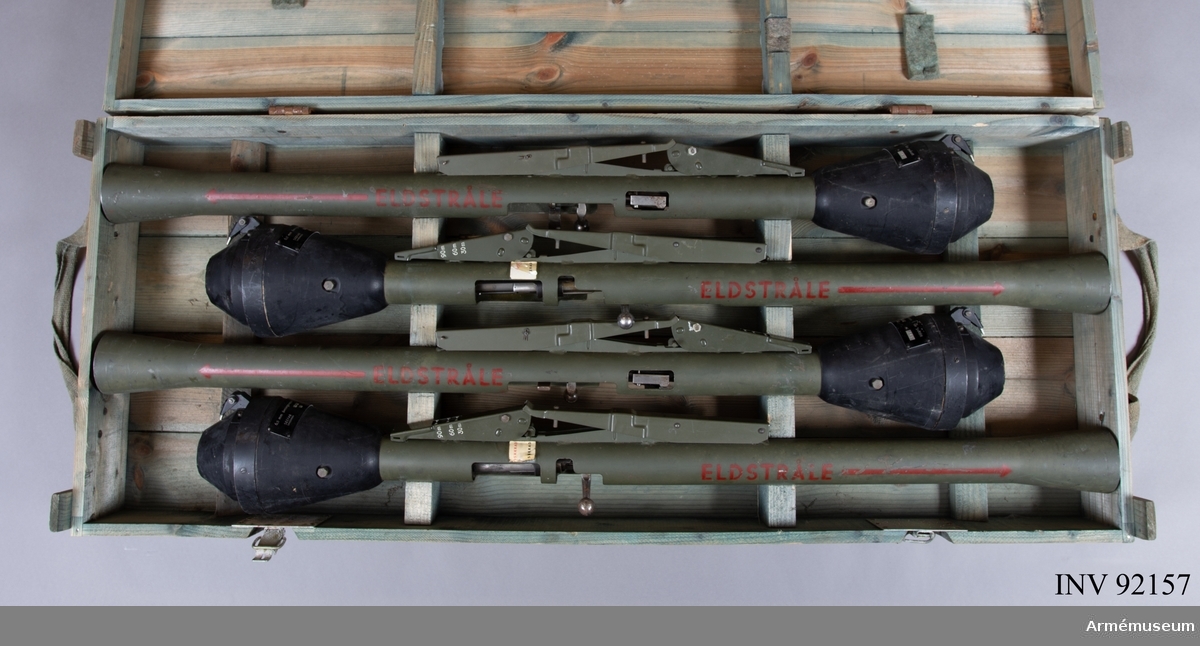 I en låda förvarades 4 stycken 6,5 mm övningsvapen 1 för pansarskott.