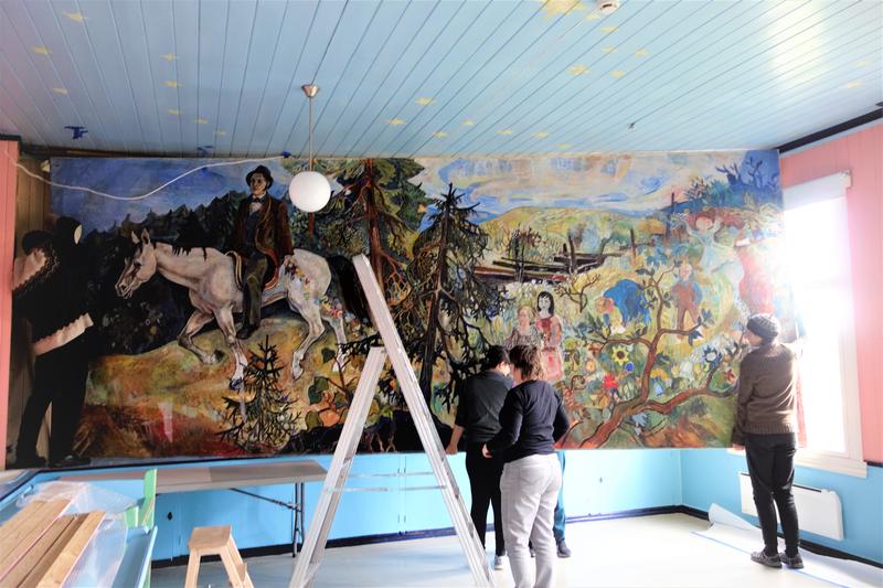 Maleriet er løs fra veggen. MiA-ansatte er del av støttekorpset. Foto: MiA. (Foto/Photo)