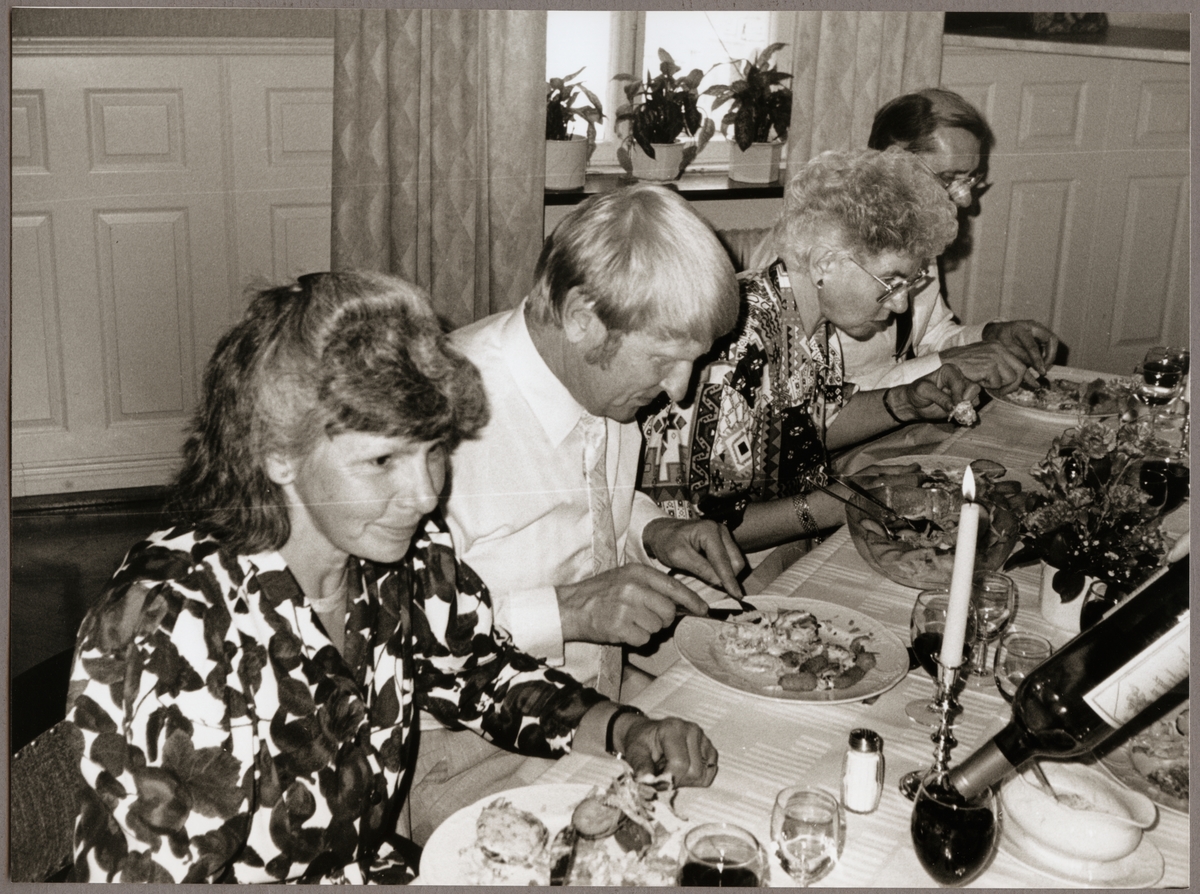 I mitten av bilden ses Lars Råstock med sällskap som avnjuter middag på Stadshotellet i Lindesberg på Trafikaktiebolaget Grängesberg - Oxelösunds Järnvägar, TGOJ-dagen 1990.