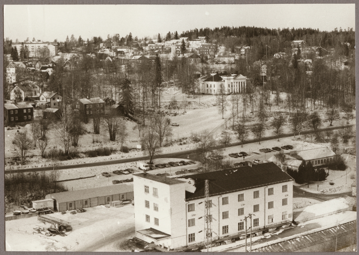 Vy över gruvsamhället Grängesberg. Konsert- och kulturhuset Cassels donation i mitten av bilden. Bilden är tagen från Centralschaktets tak 1990.