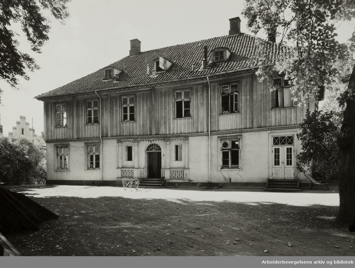 Jacob Meyers Løkke. Bygninger må rives for å gi plass til bygging av barnesykehus som Sverige har gitt oss. November 1946