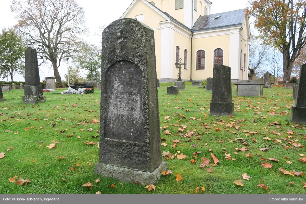 Ervalla kyrkogård Inventering av kulturhistoriskt värdefulla gravvårdar 2015, Kvarter 10.