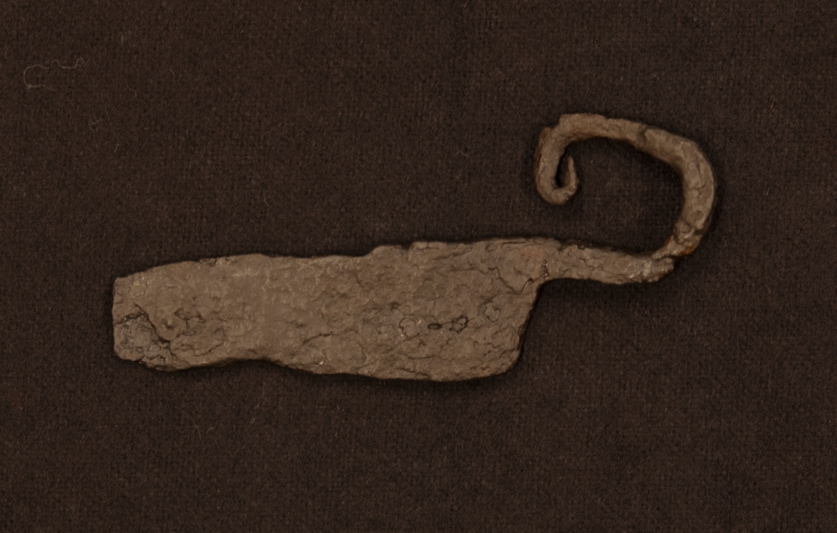 Fragment av olika redskap i metall. Sju spikar, en hästsko, ett redskap med ring, en märla, en krok och 10 oidentifierade objekt.

En kniv och en ljushållare har konserverats.

Funna i anläggning S16.
Grävningsledaren ändrade sedan anläggningsbeteckningen i grävrapporten till K16.
Fynden kommer från en arkeologisk utgrävning/schaktövervakning av Brätte 1:8 ledd av Oscar Ortman 2018.