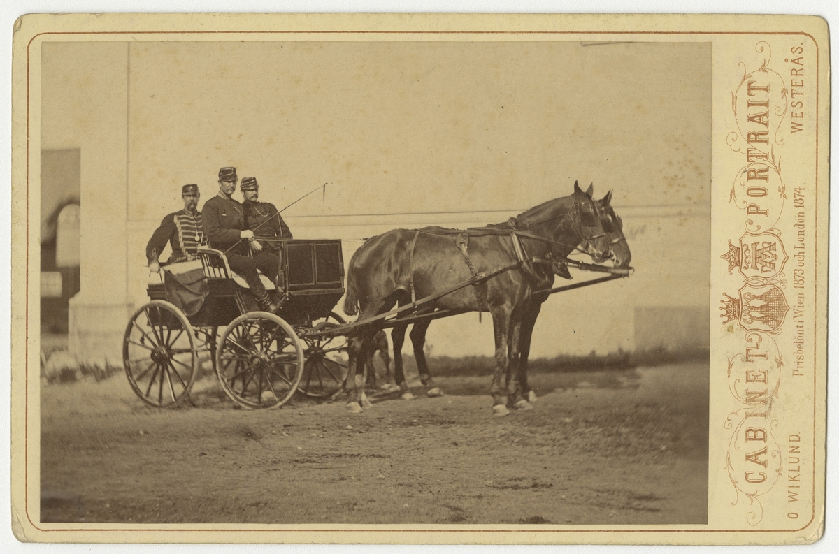 Tre officerare åker häst med vagn.