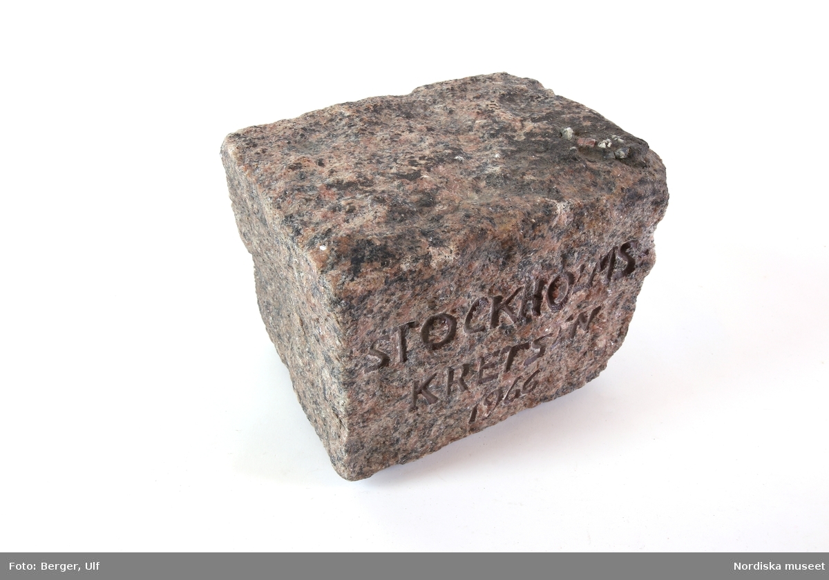 Kubformad sten med grovhggen yta. På en sida inskription "STOCKHOLMSKRETSEN 1966"
/Leif Wallin 2015-02-26