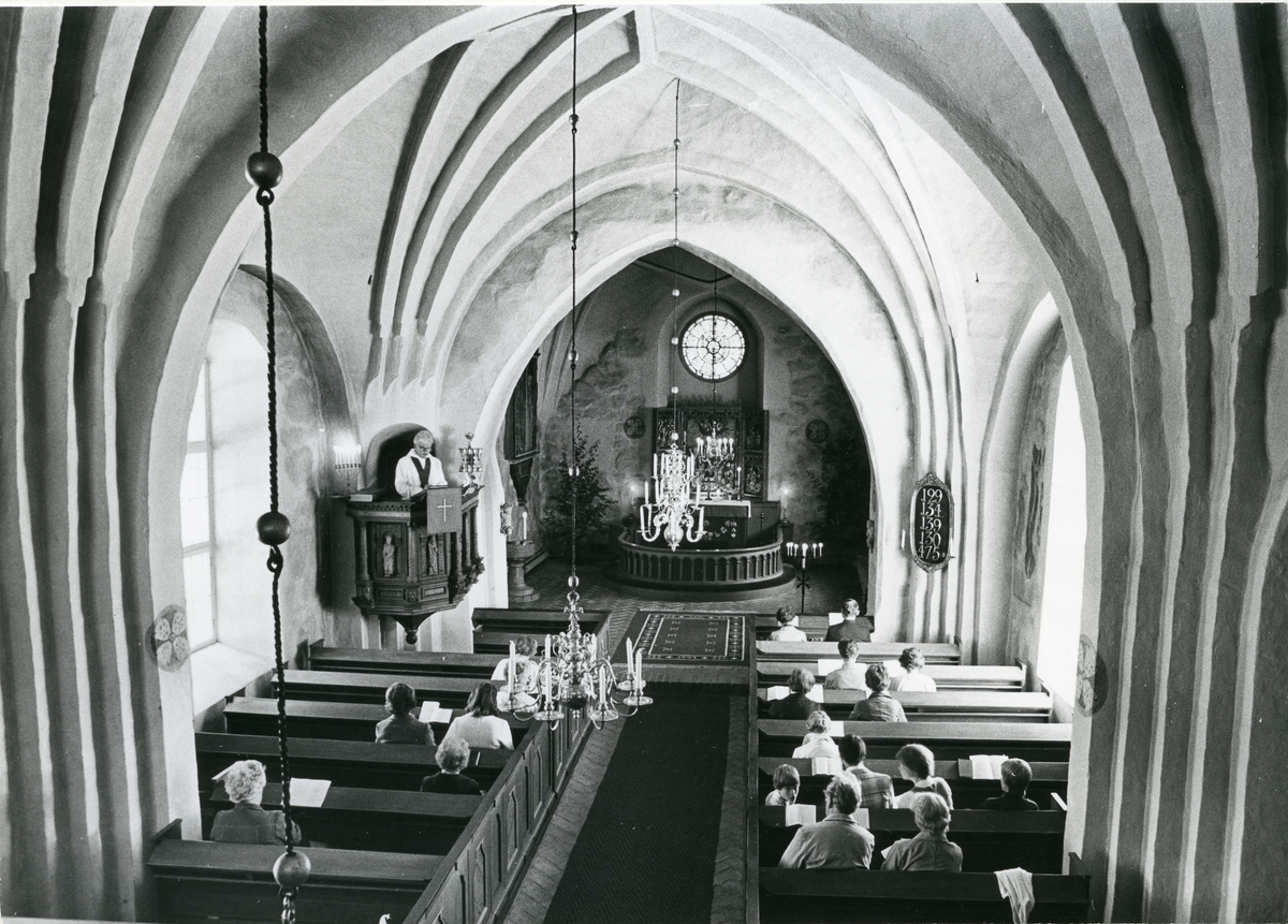 Kärrbo sn, Västerås.
Gudstjänst i Kärrbo kyrka. 1980.