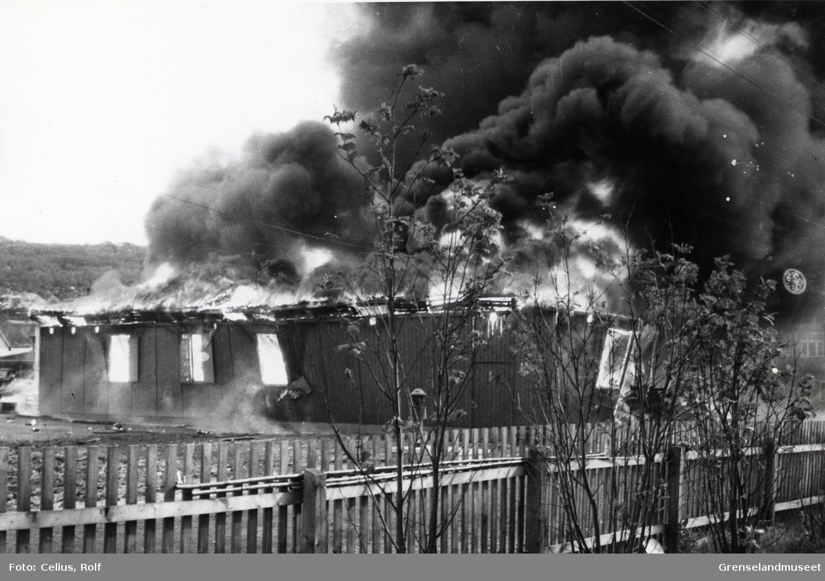 Tysk panserdivisjonbrakke truffet av bomber 27.06.1941. Brakken som brenner står på fotballplassen. 