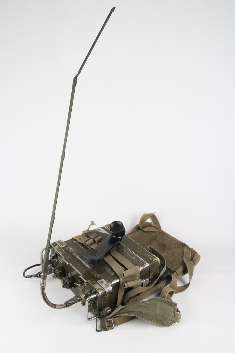 kommunikasjonsradio med telefonrør og ryggsekk. Amerikansk radio benyttet i Vietnamkrigen. Kom i tjeneste fra 1968.  Benyttet av det Norske Forsvaret. Rekkevidde ca. 8 kilometer.