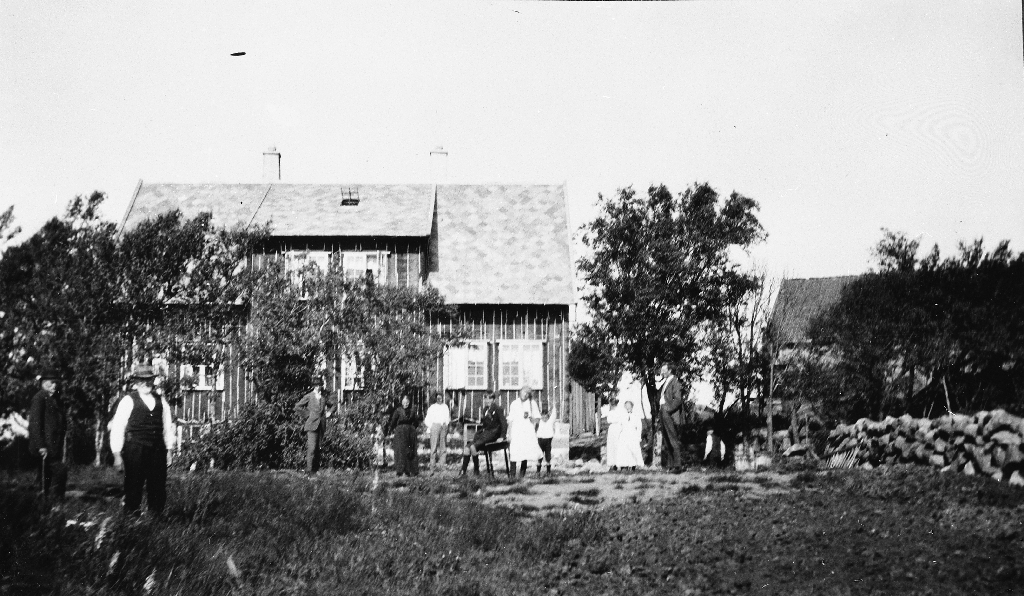 Våningshuset på Tjensvoll under bygging i 1900.