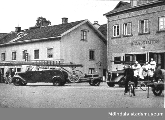 Brandkåren (Viktualieföreningens affär) vid Kvarnbygatan (idag: Gamla torget 41), 1930-tal. Avfotograferad ur "Mölndal 1922 - 1947".