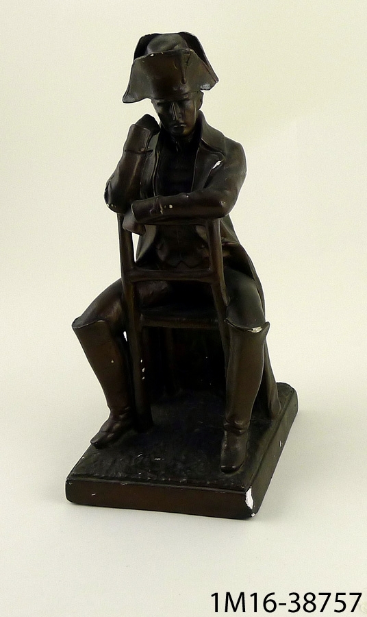 Skulptur föreställande Napoleon Bonaparte, avbildad sittande.
