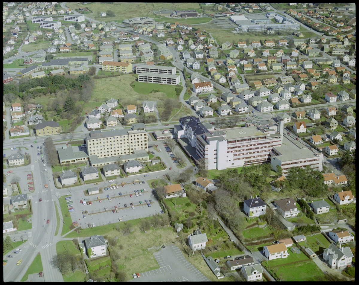 Flyfoto av Haugesund sykehus med omgivelser, tatt fra vest.