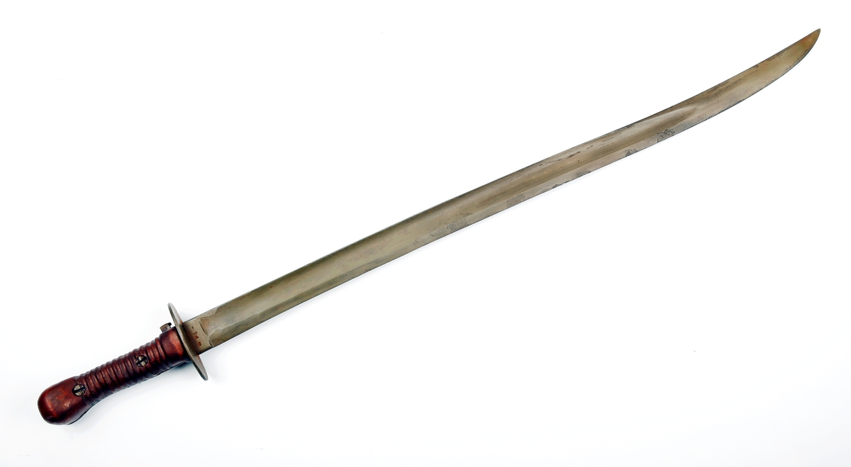 Bajonett. Sabelbajonett M/1851 til bruk på tappstudser. Opprinnelige var tappstudserne flintelåsrifler som ble ombygd til perkusjonslås i 1841. I 1851 ble disse riflene ytterligere ombygd ved at de fikk nytt sikte, innmontert tapp i bunnen av kammeret og bajonettfeste for denne bajonetten.