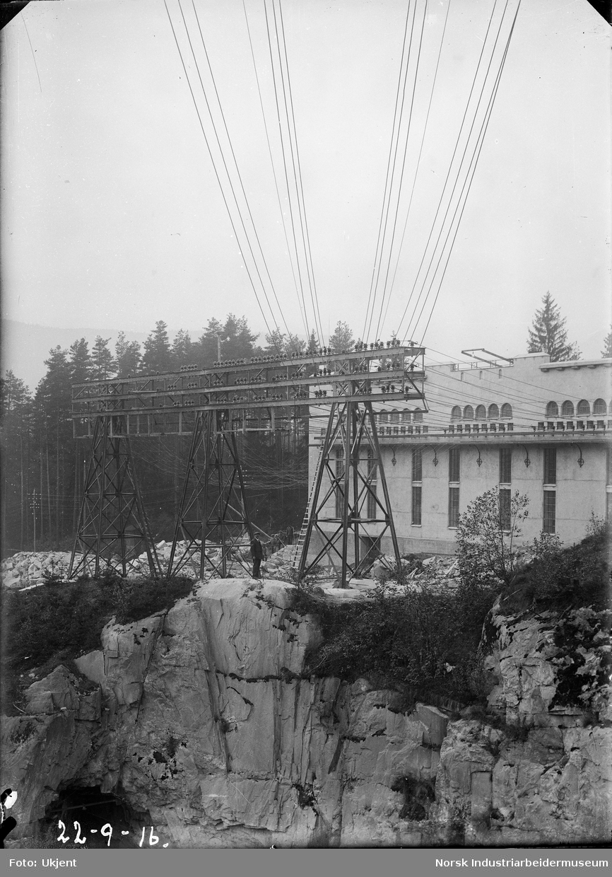 Kabelhuset rett etter ferdigstilling. Huset var Norsk Hydros koblingstasjon for kraftoverføring mellom Svelgfoss kraftverk og ovnshus A.