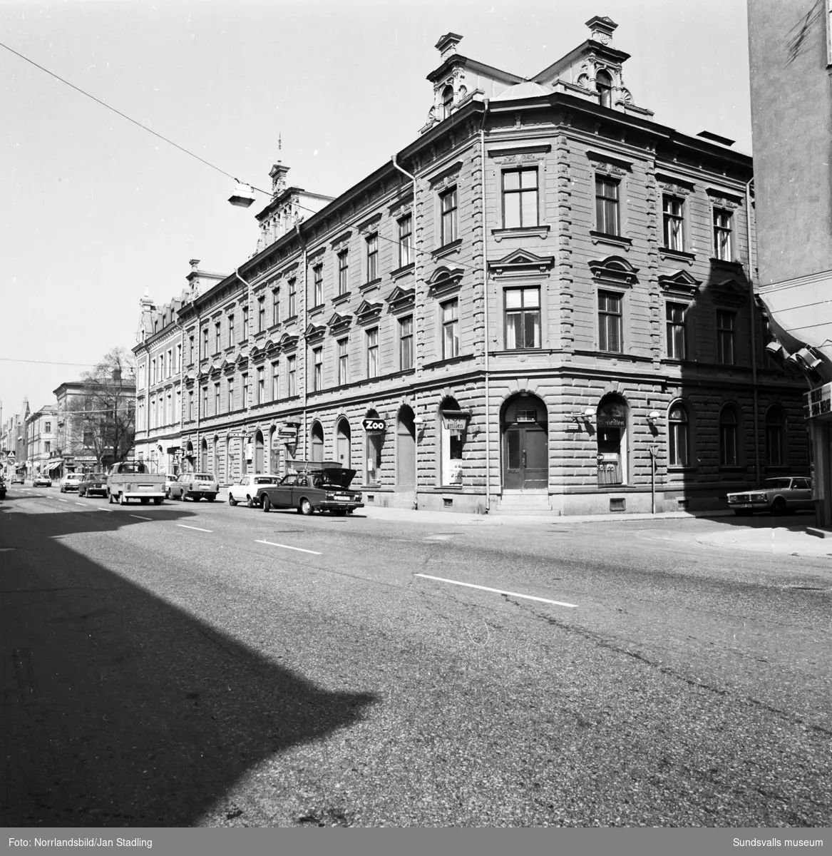 Köpmangatan västerut vid Bankgatan, kvarteret Mars. I gatuplan finns ...