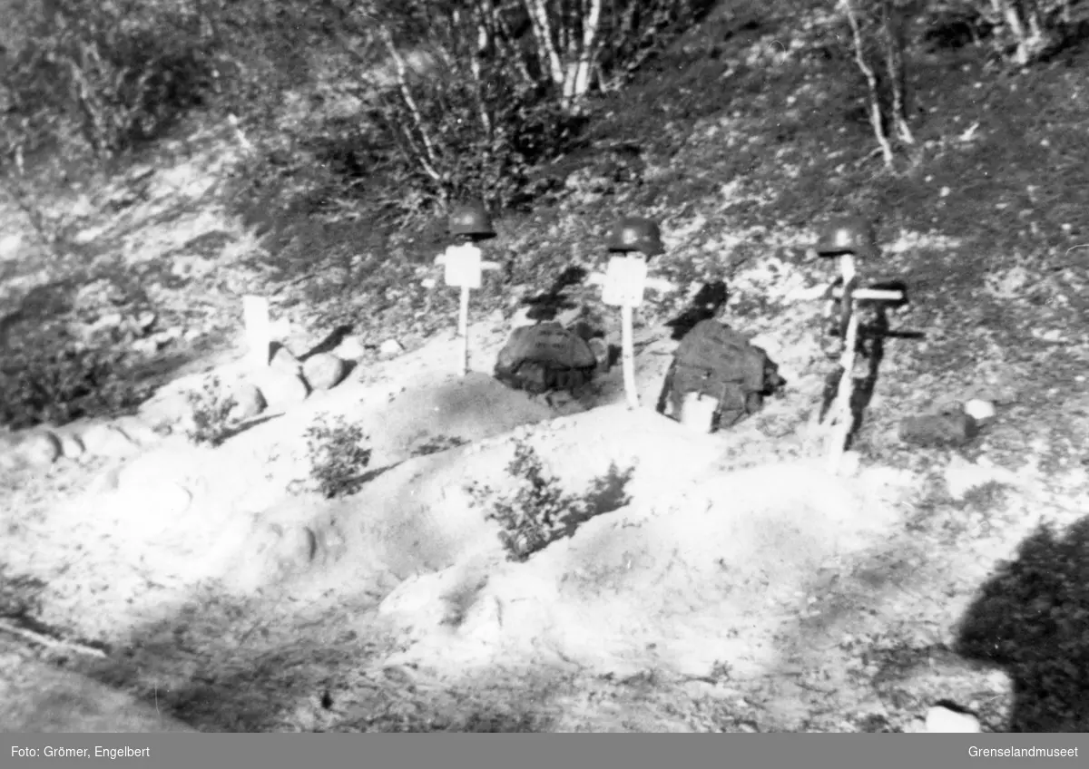 4 soldater i den tyske krigsmakt har blitt begravet etter å ha falt i krigen. 