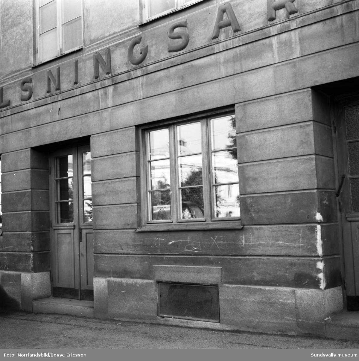 Fasadbilder av Frälsningsarméns hus vid Södra Järnvägsgatan 25. Andra bilden visar ingången till Åmells mangel och Lundgrens rör. (Huset kallas 2019 för Englaporten.)